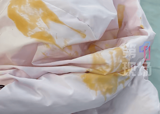 怎么注册皇冠信用代理_女子在餐馆内误拿邻桌凳子怎么注册皇冠信用代理,对方竟偷偷把螺蛳粉汤泼进女子衣帽,监控记录全过程