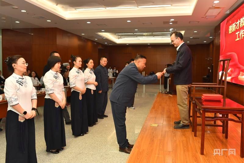 皇冠代理登录地址_新疆维吾尔自治区人民医院:谢新才传承工作室“扎根”新疆皇冠代理登录地址,赋能中医药发展