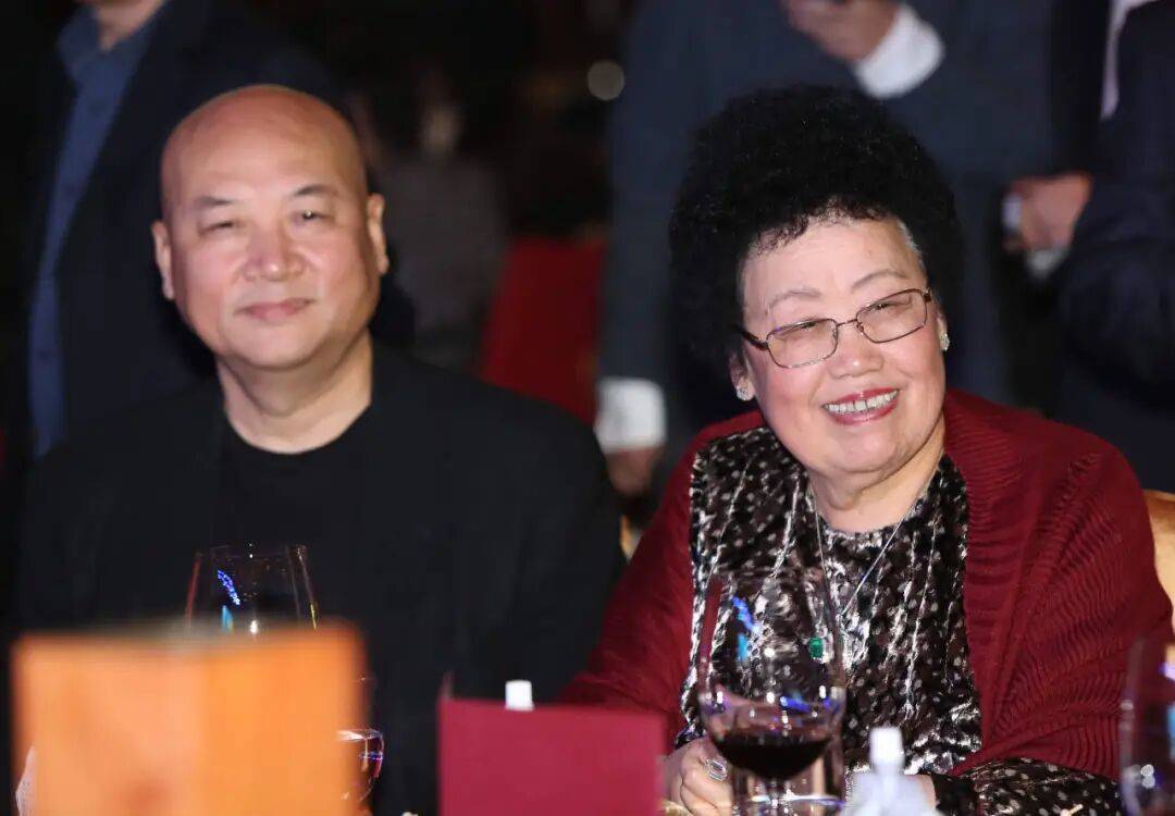 皇冠足球平台申请_迟重瑞为妻子陈丽华光头36年皇冠足球平台申请，每天晚饭全家人一起吃，没有红过一次脸，有说不完的话