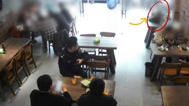 皇冠信用网开户_上海民警在餐馆吃饭皇冠信用网开户，发现邻座女子不对劲…当场抓住，果然是在逃嫌疑犯！