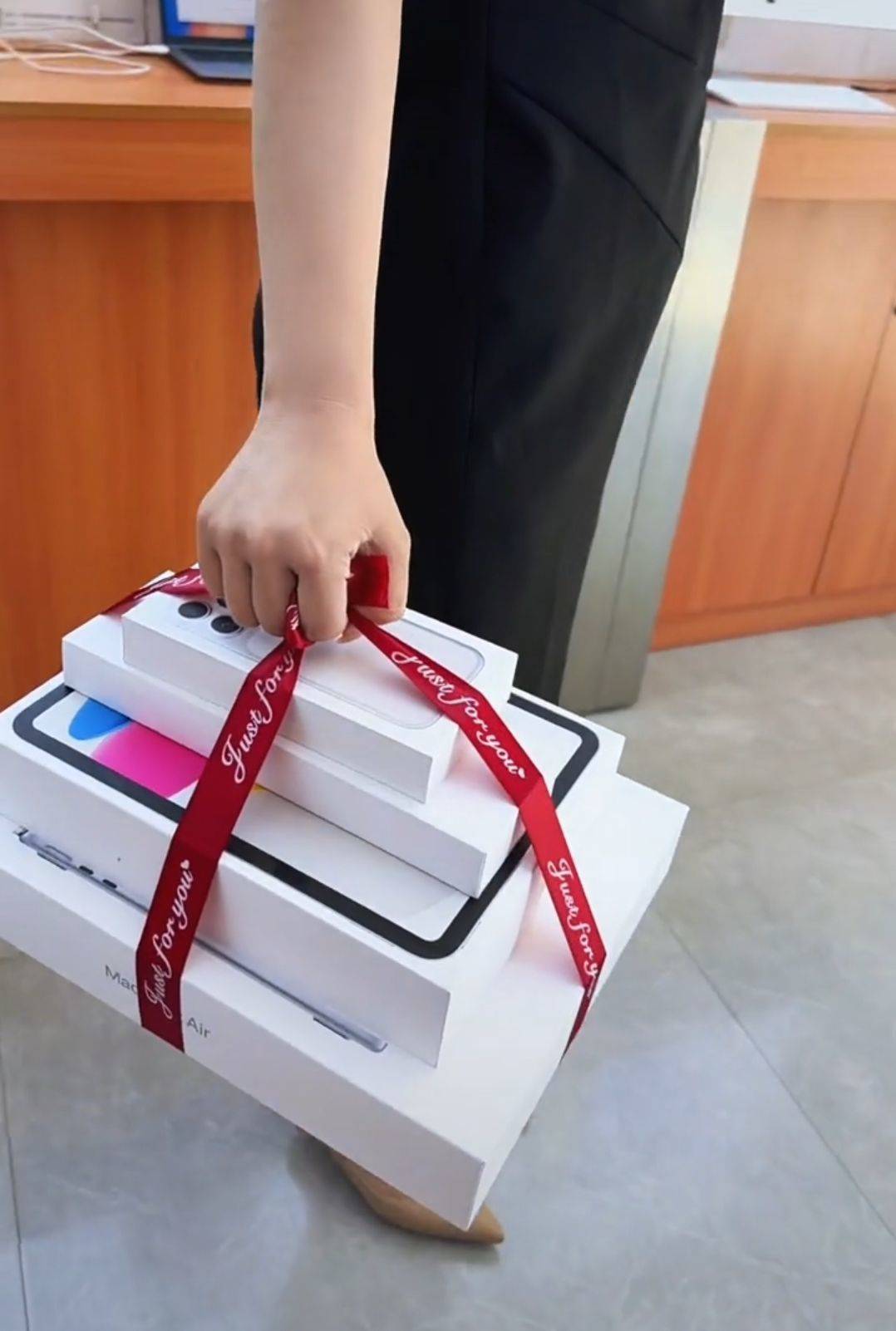 皇冠信用版_高考结束后几小时皇冠信用版，苹果授权专营店火爆场面堪比过年，不少家长带考生购买电子产品，有家长花两万多元给孩子购入“苹果四件套”