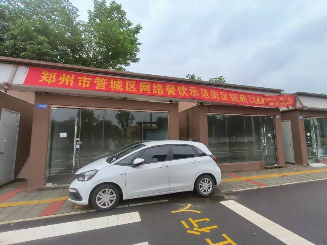 皇冠信用
_年租金2万元!郑州人行道冒出一排铺面挤占盲道皇冠信用
,郑州城管:是违建,取证完成会立案处理