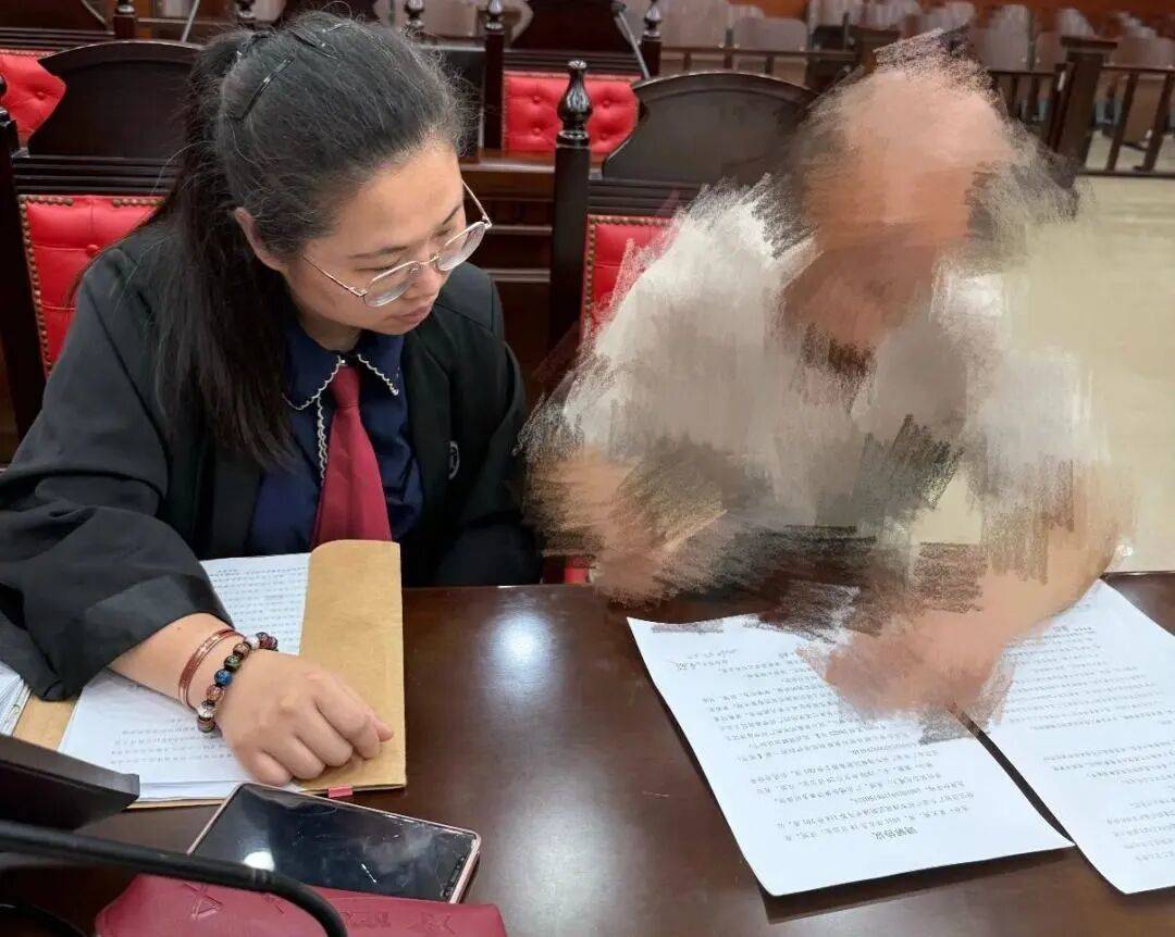 皇冠正网
_亲兄弟各自继承一套房产皇冠正网
,弟弟因无独立厨房多年无偿占用哥哥名下7平方米房间,多次协商均失败,最终经律师调解和解