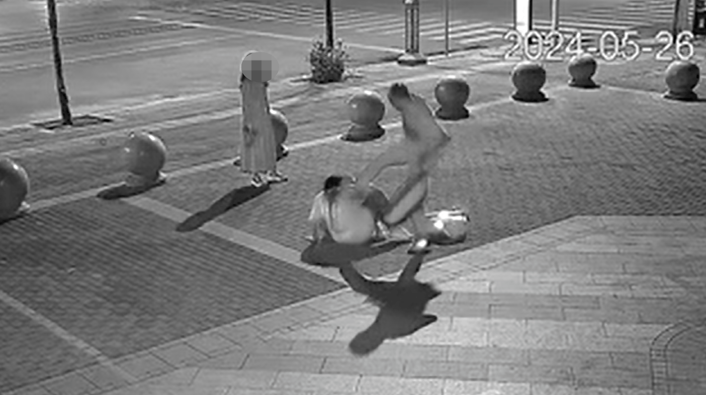 皇冠体育
_男子当街脚踹女儿皇冠体育
,小伙制止时绊摔男子致其轻伤:小伙一审被定罪免罚,二审发回重审下周开庭
