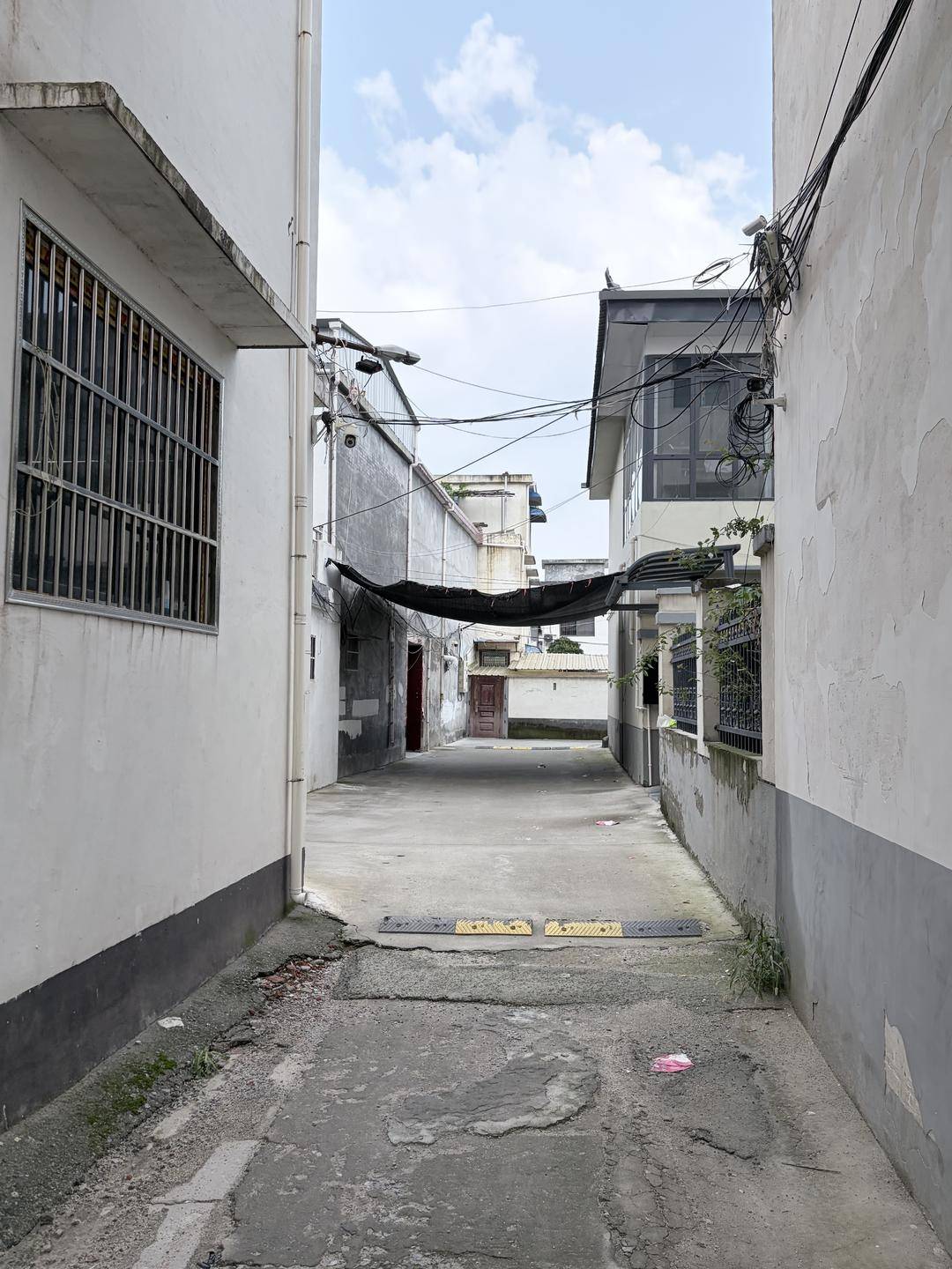 欧冠比分_西平命案嫌疑人逃亡十日始末：并不存在的“村霸”欧冠比分，和收割了无辜者的谣言风暴丨红星调查