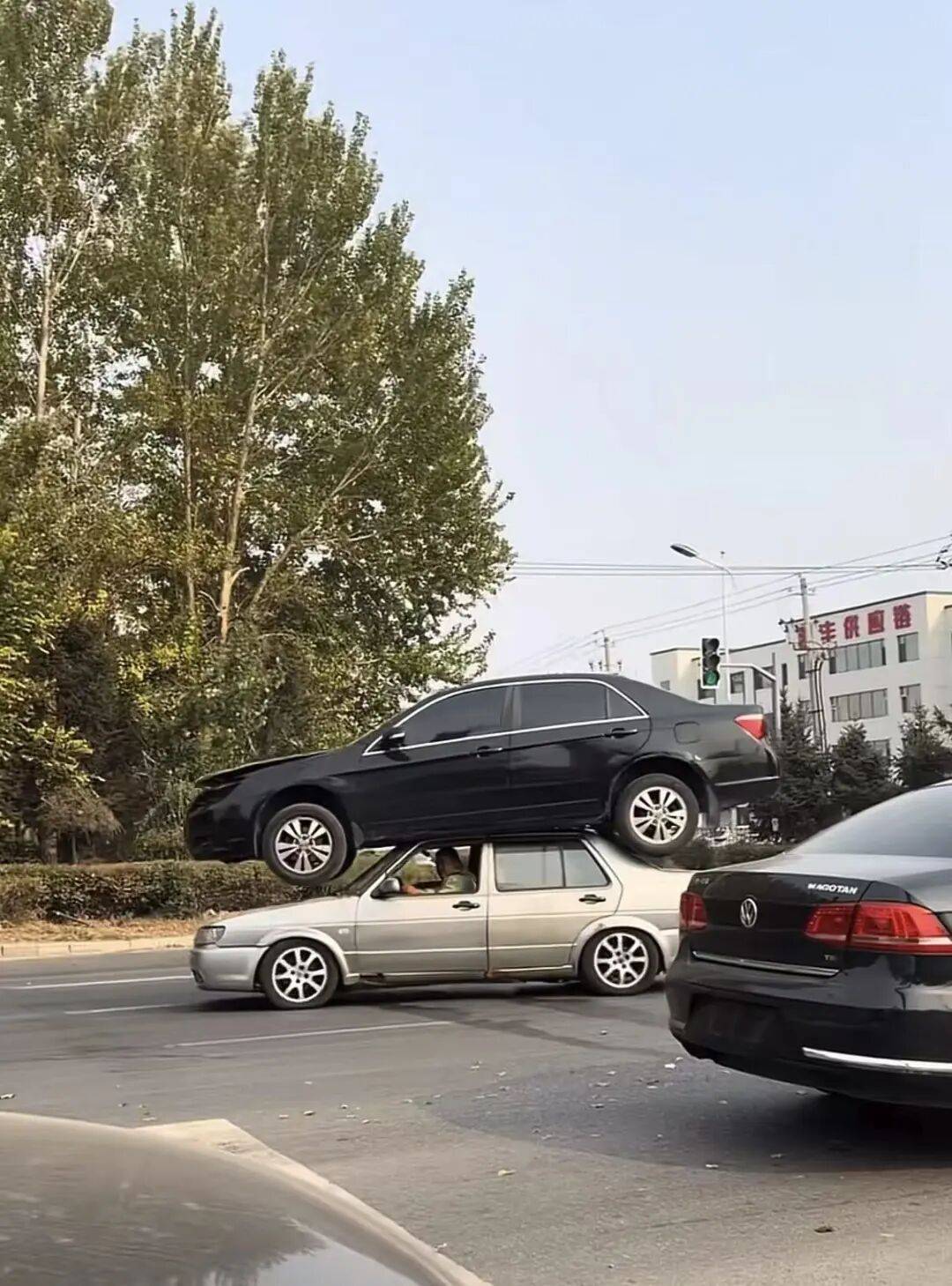 土耳其超级联赛
_长春街头一小车顶着另一辆小车在道路上行驶土耳其超级联赛
,交警回应:正在核实处理