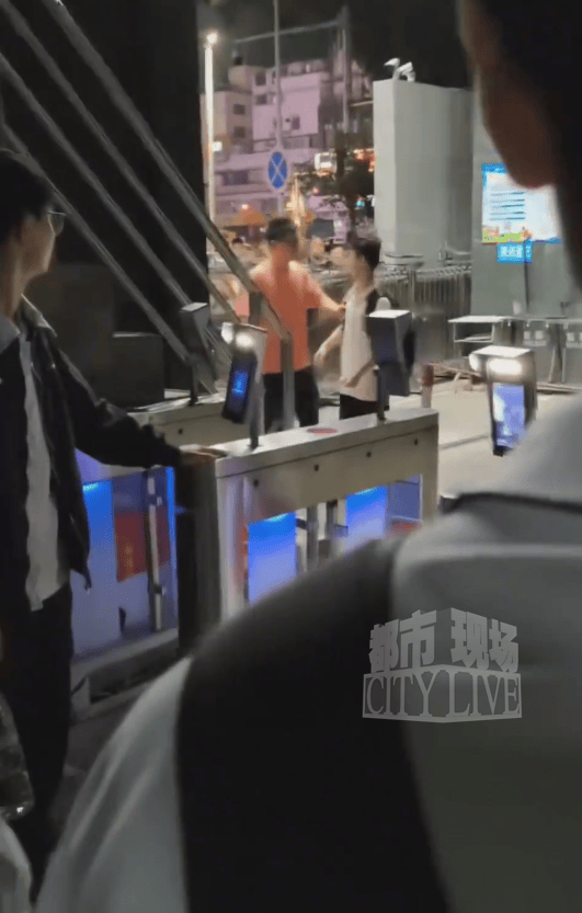 华盛顿奇才 v 密尔沃基雄鹿
_“广西梧州一中学老师阻止学生离校华盛顿奇才 v 密尔沃基雄鹿
,并在校门口破口大骂”,校方通报:情况属实